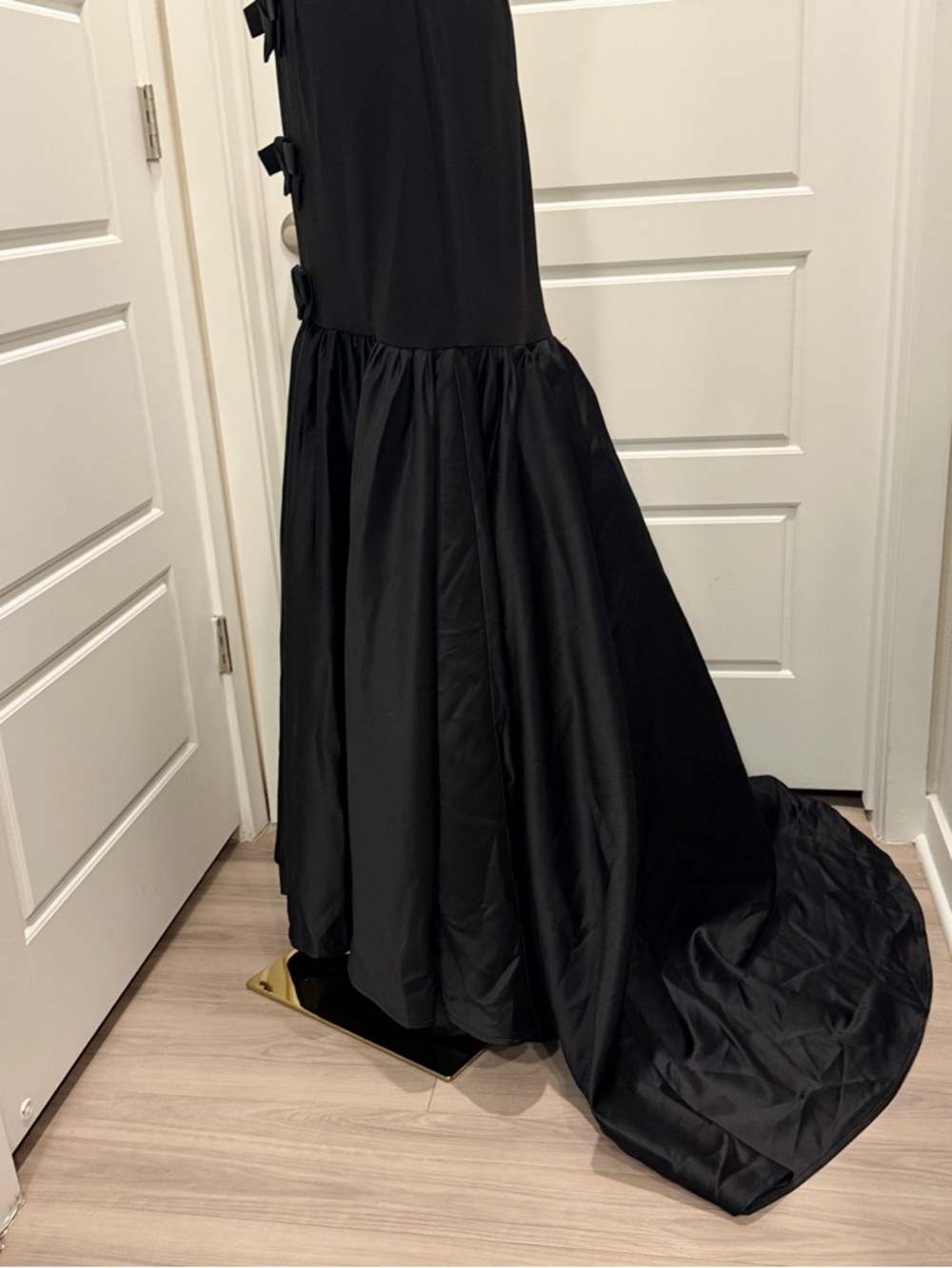 Elegant Black Bow-Accent Evening Dress - Picture 8 of 12